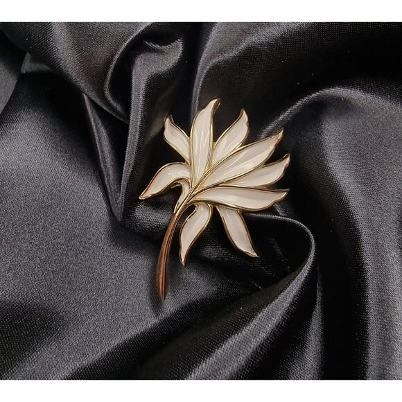 Vintage 1960s Trifari Gold-Tone & White Enamel Leaf Brooch Pin Classic Statement - Picture 1 of 5